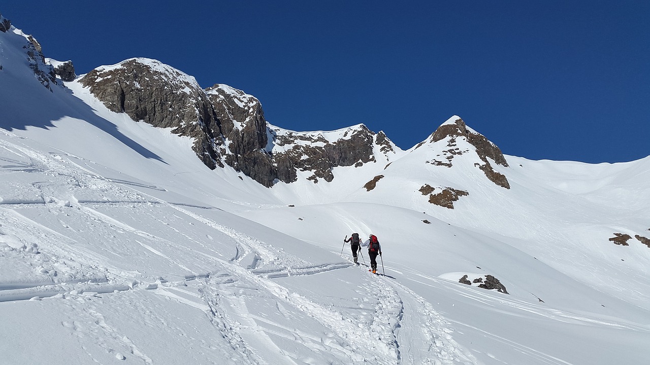 Backcountry skiing | Olympic Mountain Guiding